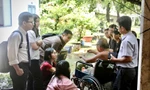 Gen Z mang niềm vui đến những bệnh nhân ở làng phong
