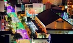 Sắc màu Giáng sinh lung linh tại hẻm nhỏ Sài Gòn thu hút bạn trẻ đến ‘check-in'