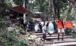 Hành trình thử thách leo núi và nhặt rác