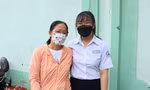 Phụ huynh tất tả cùng con em đến làm thủ tục dự thi 