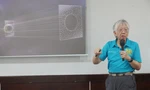 Bạn trẻ TP. HCM thích thú tìm hiểu về hình ảnh lỗ đen vũ trụ