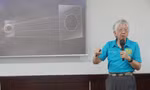 Bạn trẻ TP. HCM thích thú tìm hiểu về hình ảnh lỗ đen vũ trụ
