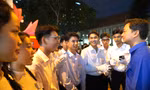 Lãnh đạo T.Ư Đoàn thăm và tặng quà các khối thanh thiếu niên tham gia Lễ diễu binh, diễu hành tại TP. HCM