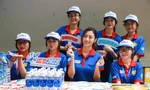 Hoa hậu Lương Thùy Linh gấp hạc giấy và viết lời chúc động viên sĩ tử 