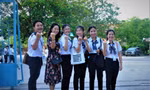 'Tay phải nắm luật, tay trái làm thơ'