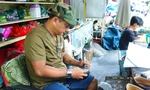 Người đàn ông sửa giầy miễn phí cho sinh viên, người lao động nghèo ở Sài Gòn