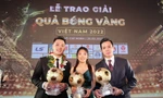 Huỳnh Như tặng áo bán gây quỹ cho trẻ em nghèo khi nhận danh hiệu Quả bóng Vàng 2022