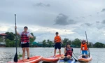 Nghỉ lễ, bạn trẻ Sài Gòn rủ nhau trải nghiệm chèo SUP