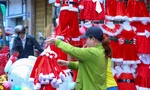 Bạn trẻ nhộn nhịp mua sắm ngày Noel