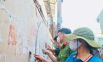 Đoàn viên, thanh niên TP. HCM ra quân bóc, xóa các sản phẩm quảng cáo sai quy định