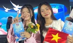 Bạn trẻ ‘săn’ vị trí đẹp để xem Lễ diễu binh kỷ niệm 50 năm Ngày Giải phóng miền Nam 