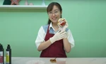 Cô gái 9X ‘trang điểm’ cho bánh Trung Thu