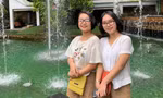Cặp chị em song sinh cùng tham gia chống dịch