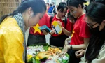Sinh viên TP. HCM thích thú trải nghiệm làm bánh, viết thư pháp tại ‘Ngày hội Văn hóa’