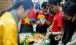 Sinh viên TP. HCM thích thú trải nghiệm làm bánh, viết thư pháp tại ‘Ngày hội Văn hóa’