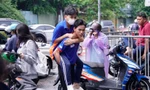 Những khoảnh khắc đẹp của các sĩ tử và sinh viên tình nguyện 'Tiếp sức mùa thi' TP. HCM 