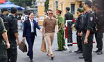 Ca sĩ Đàm Vĩnh Hưng và Vy Oanh đến phiên tòa xét xử bà Nguyễn Phương Hằng 