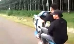Ra đường 'trổ tài' đi xe máy một bánh sau khi sử dụng ma túy 