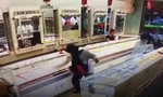 [CLIP] Đôi nam nữ dùng vật giống súng cướp tiệm vàng ở Cam Ranh
