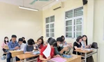 Trường THPT Yên Hòa (Hà Nội) ngày 5/7 tư vấn cho phụ huynh chọn tổ hợp môn học. Ảnh: Trọng Tài