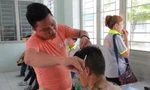 Anh Thành cắt tóc cho bệnh nhân tâm thần