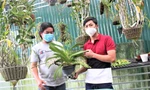 Anh Long (bên phải) giới thiệu vườn lan
