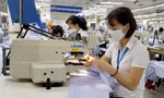 Lao động dệt may đang đối mặt nhiều áp lực về việc làm, thu nhập do đơn hàng xuất khẩu giảm mạnh. Ảnh minh họa: Phạm Thanh
