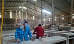 Công nhân ngành gỗ tại TP Biên Hòa đang khó khăn do doanh nghiệp bị giảm đơn hàng xuất khẩu. Ảnh: MT
