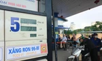 Giá xăng dầu trong nước lại thiết lập kỷ lục mới và sẽ "làm nghèo" nhanh hơn túi tiền của người dân và doanh nghiệp. Ảnh: Như Ý