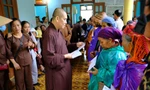 Thượng tọa Thích Thiện Hạnh trao quà tặng người có hoàn cảnh khó khăn