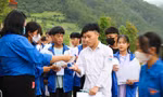 Các em học sinh vùng cao Yên Bái chuẩn bị cho ngày dự thi. Ảnh: Văn Đức