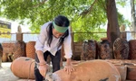 Nghệ thuật làm gốm của người Chăm ở làng gốm Bàu Trúc có nguy cơ mai một. Ảnh: CÔNG HOAN