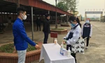 Đoàn viên thanh niên Ba Vì hướng dẫn học sinh thực hiện các bước về phòng chống dịch khi trở lại trường học