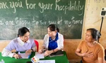 Chị Nguyễn Thị Hoàng Vân (ở giữa) đang thăm khám cho người dân tỉnh Salavane với sự hỗ trợ của phiên dịch bản địa