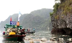 Quảng Ninh huy động lực lượng quân đội, công an, thanh niên, doanh nghiệp và cả ngư dân cùng thu gom rác trôi nổi trên vịnh Hạ Long