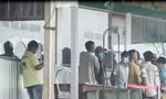 Người dân làm thủ tục tại trạm kiểm soát liên hợp cửa khẩu Đăk Peur