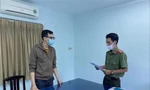 Cảnh sát tống đạt quyết định khởi tố bị can Dương Tấn Hậu. Ảnh: Công an cung cấp