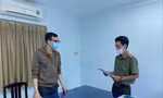 Cảnh sát tống đạt quyết định khởi tố bị can Dương Tấn Hậu. Ảnh: Công an cung cấp