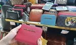 Ví hiệu “nhái” có giá chỉ vài trăm ngàn đồng bày bán ở Sài Gòn Square. Ảnh: U.P