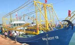 Tàu vỏ thép QNg 96317 TS trị giá 10,5 tỷ đồng được giao cho Nghiệp đoàn An Vĩnh để ra khơi bám biển, giờ đã được cho tỉnh khác thuê không biết số phận ra sao. Ảnh: PV