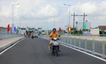 Người dân phấn khởi đi qua cầu Long Kiểng mới. Ảnh: HH