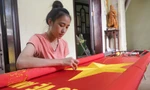 Người trẻ tự hào thêu cờ Tổ quốc 