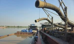 Lực lượng CSGT đường thủy kiểm tra, bắt giữ tàu hút trộm cát trên sông Hồng