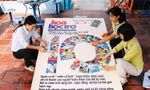 Độc giả của báo Hoa Học Trò tự làm những tấm pano để mang đến hội báo năm 2001