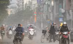 Bụi đường là nguồn gây ô nhiễm không khí lớn ở Hà Nội. Ảnh: Như Ý