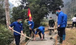 Tuổi trẻ Cao Bằng tham gia xây dựng đường nông thôn. Ảnh: Duy Chiến