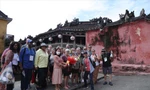 Đoàn 126 du khách Mỹ đến phố cổ Hội An tham quan sau 2 năm du lịch bị ngưng trệ do ảnh hưởng của dịch COVID-19. ẢNH: HOÀI VĂN