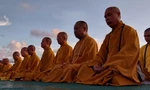 Phút tọa thiền trên boong tàu Trường Sa 571. Ảnh: Trần Tuấn