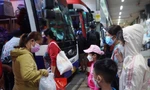 Lượng khách đến bến xe Miền Đông khởi sắc sau khi nhiều địa phương không yêu cầu cách ly người về quê ăn Tết. Ảnh: Hữu Huy