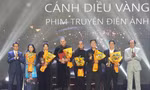Phó Thủ tướng Vũ Đức Đam cùng NSND Trà Giang, Đào Bá Sơn trao giải Cánh diều Vàng cho ê-kíp “Đêm tối rực rỡ”